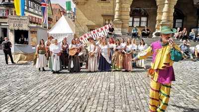 Auch am kommenden Wochenende stellt Reiyk Bergemann als Conférencier die einzelnen Gruppen auf dem Marktplatz vor dem Rathaus vor, auf unserem Bild sind die Beutelschneider zu sehen. (Archivfoto: Jürgen Binder)