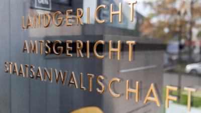 Im Fall einer mit Ecstasy gefüllten Champagnerflasche in einem Lokal in der Oberpfalz ist laut Staatsanwaltschaft ein dringend tatverdächtiger Mann verhaftet worden. (Symbolfoto)  (Foto: Daniel Karmann/dpa)