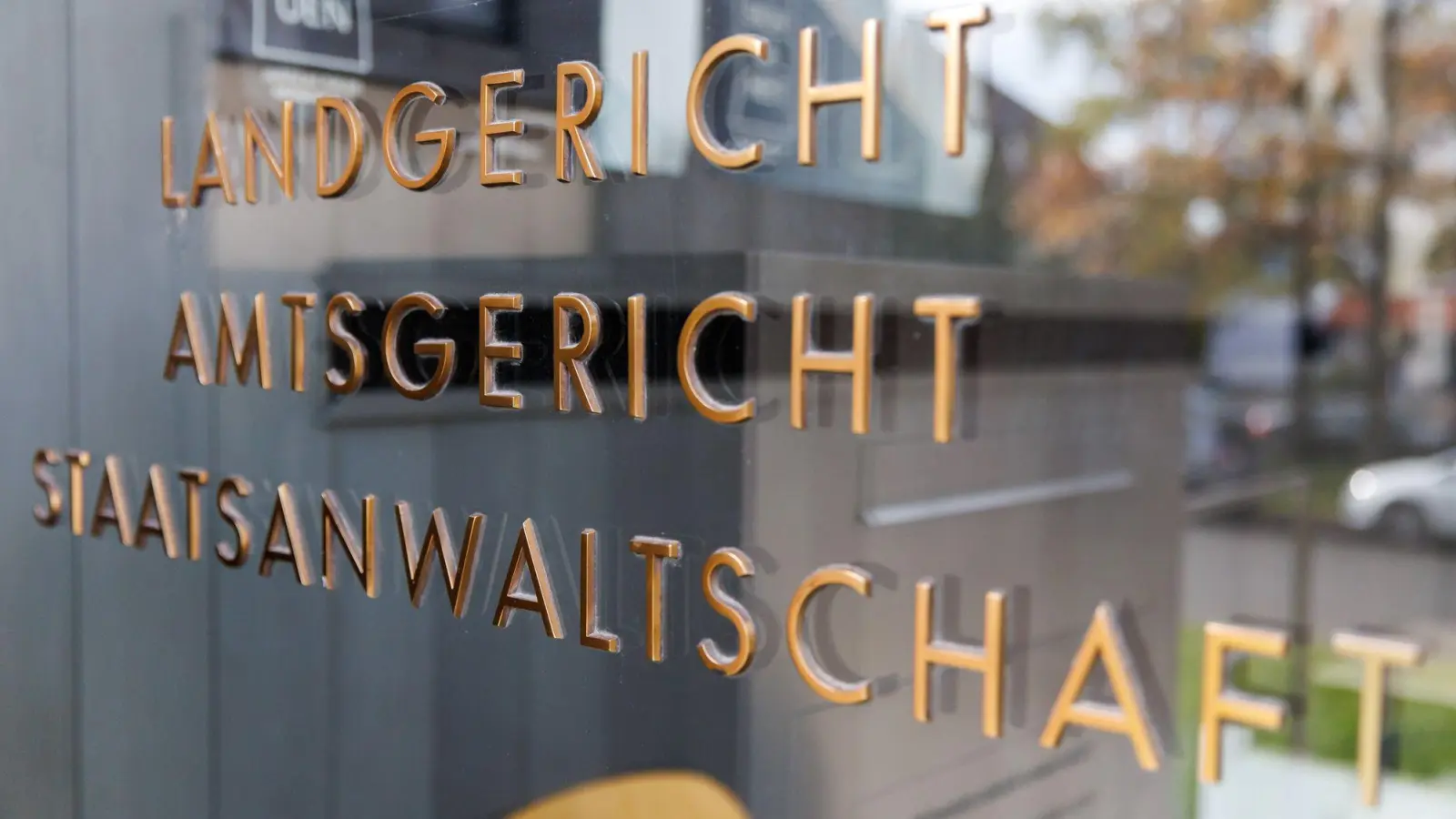 Im Fall einer mit Ecstasy gefüllten Champagnerflasche in einem Lokal in der Oberpfalz ist laut Staatsanwaltschaft ein dringend tatverdächtiger Mann verhaftet worden. (Symbolfoto)  (Foto: Daniel Karmann/dpa)