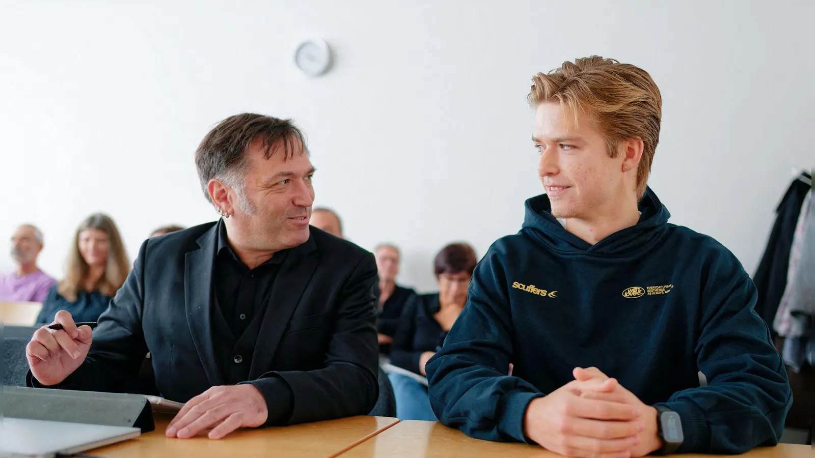 Walk (r) und sein Anwalt Malcherek beklagen eine mangelnde Chancengleichheit. (Foto: Uwe Anspach/dpa)