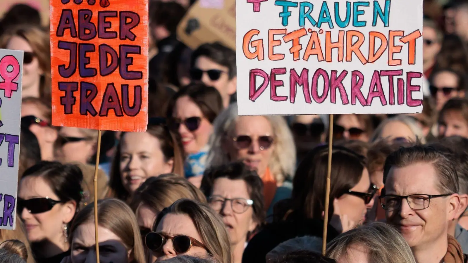 Die Polizei sprach von 6700 Teilnehmerinnen und Teilnehmern, die Veranstalter von 13.000 Menschen. (Foto: Carsten Koall/dpa)