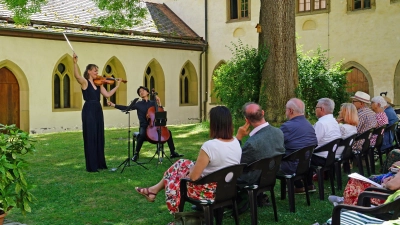 Im Innenhof des RothenburgMuseums begann das Wandelkonzert „Jüdisches Leben in Rothenburg“. Die Geigerin Franziska Hölscher und der Cellist Tsu-Shao Chao interpretierten dort unter anderem einen Satz aus Maurice Ravels Sonate „A la mémoire de Claude Debussy“. (Foto: Elke Walter)
