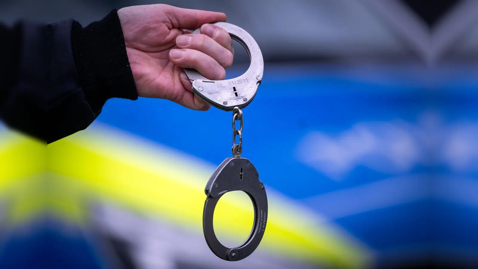 Die Polizei hat einen Mann festgenommen, der im Streit mit einem Glas auf seinen Kontrahenten eingeschlagen haben soll. (Symbolbild) (Foto: Soeren Stache/dpa)