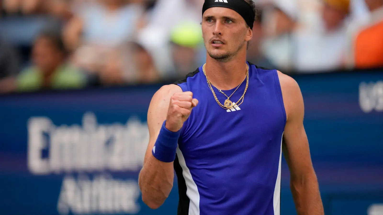 Alexander Zverev bejubelt den Einzug in die dritte Runde. (Foto: Julia Nikhinson/AP)