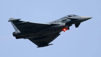 Zwei Eurofighter der Bundeswehr sorgten am Freitag für Aufregung in Herrieden. (Symbolbild: Christoph Reichwein/dpa)