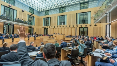 Der Bundesrat arbeitete vor dem Wochenende eine lange Tagesordnung ab.  (Foto: Michael Kappeler/dpa)