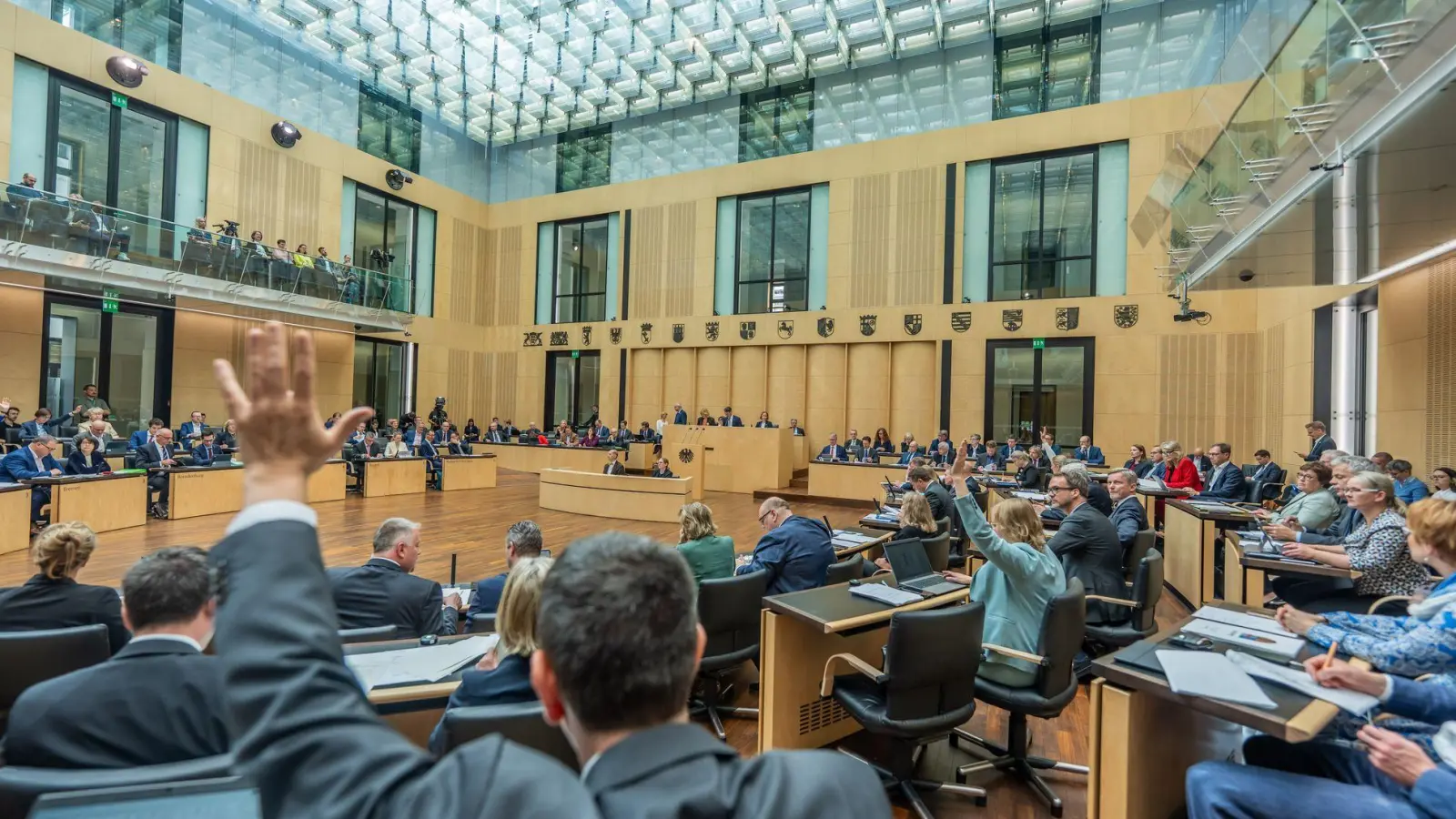 Der Bundesrat arbeitete vor dem Wochenende eine lange Tagesordnung ab.  (Foto: Michael Kappeler/dpa)