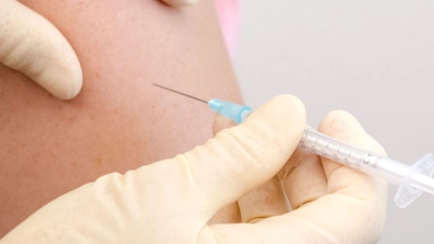 Bevor es juckt und behandelt werden muss: Die HPV-Impfung kann vor bestimmten Virustypen schützen, die Feigwarzen verursachen. (Foto: Benjamin Nolte/dpa-tmn)