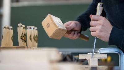Das bayerische Handwerk findet wieder mehr Auszubildende. (Symbolbild) (Foto: Sebastian Gollnow/dpa)