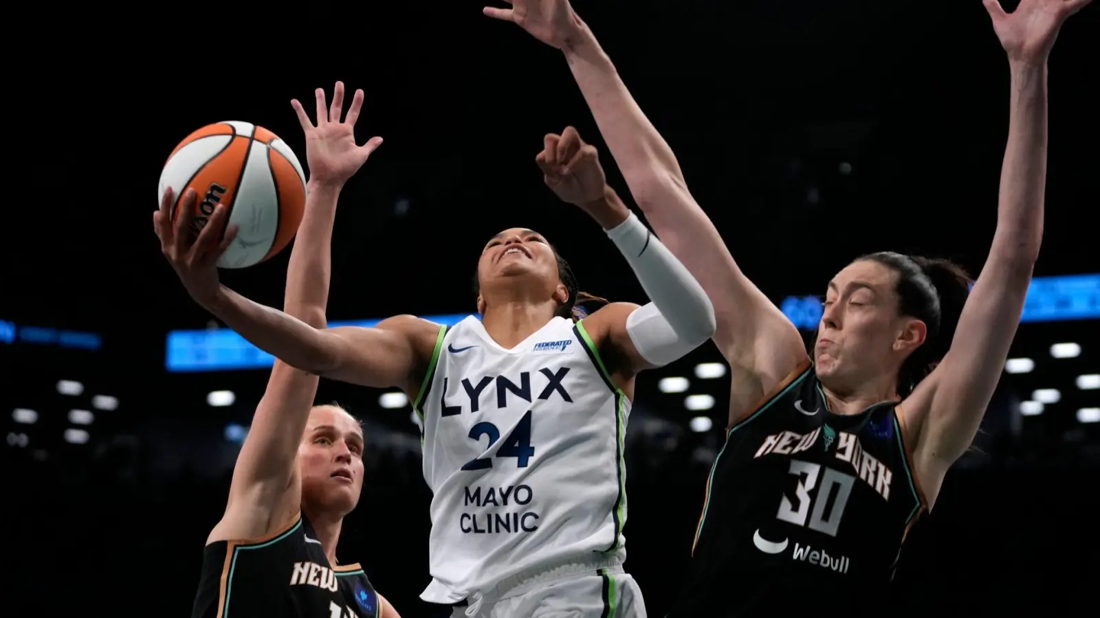 Leonie Fiebich (li.) hat mit den New York Liberty im ersten Spiel der WNBA-Finals gegen die Minnesota Lynx verloren. (Foto: Pamela Smith/AP/dpa)