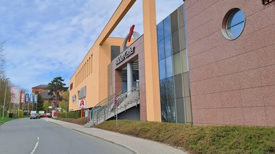 Bei der Ausfahrt vom Brücken-Center in die Schöneckerstraße rammte die Fahrerin einen Absperrpfosten. (Archivbild: Johannes Hirschlach)