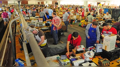 Seinen Flohmarkt veranstaltet das Lions-Hilfswerk seit Langem in der Rezathalle im Ortsteil Eyb. Unser Bild stammt aus dem Jahr 2015. Die Anfänge der Veranstaltung liegen aber woanders. (Archivfoto: Jim Albright)