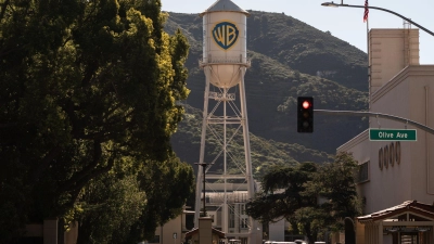 Die Klage der Bundesstaaten blockierte die Übernahme von Warner Brothers durch Paramount seit Monaten. (Archivbild) (Foto: Jae C. Hong/AP/dpa)