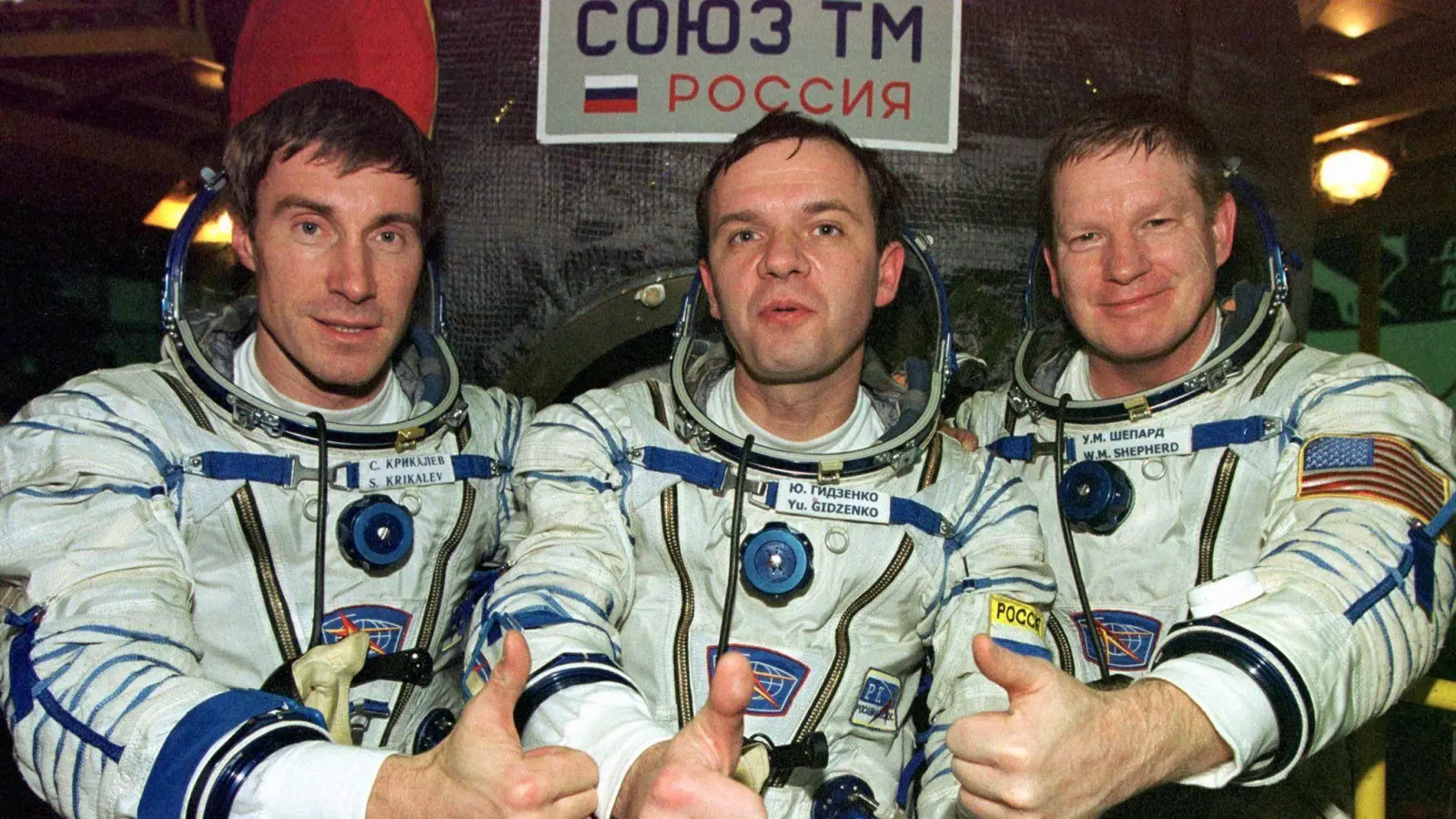 Die Crew, die als erste die Internationale Raumstation ISS bewohnte: US-Astronaut Bill Shepherd (l-r) und die russischen Kosmonauten Juri Gidsenko und Sergej Krikaljow, heben die Daumen vor ihrer Sojus-Rakete. (Archivbild) (Foto: REUTERS POOL/epa/dpa)