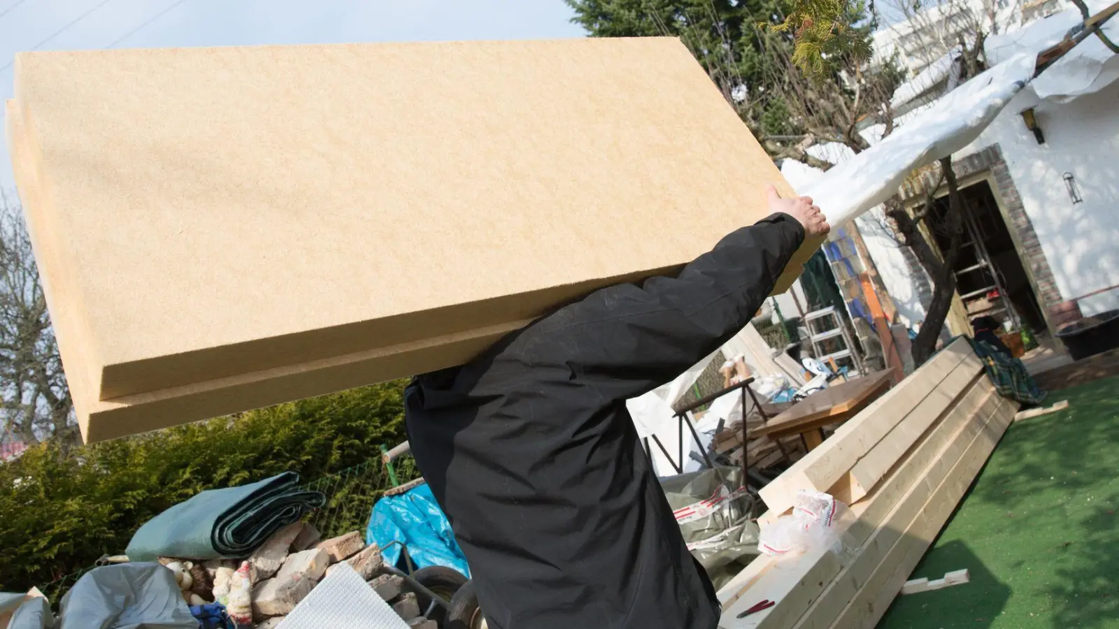 Zeit, Kraft, Fachwissen: Wollen Bauherren selbst anpacken, sollten sie selbstkritisch sein, was sie wirklich leisten können. (Foto: Florian Schuh/dpa-tmn)
