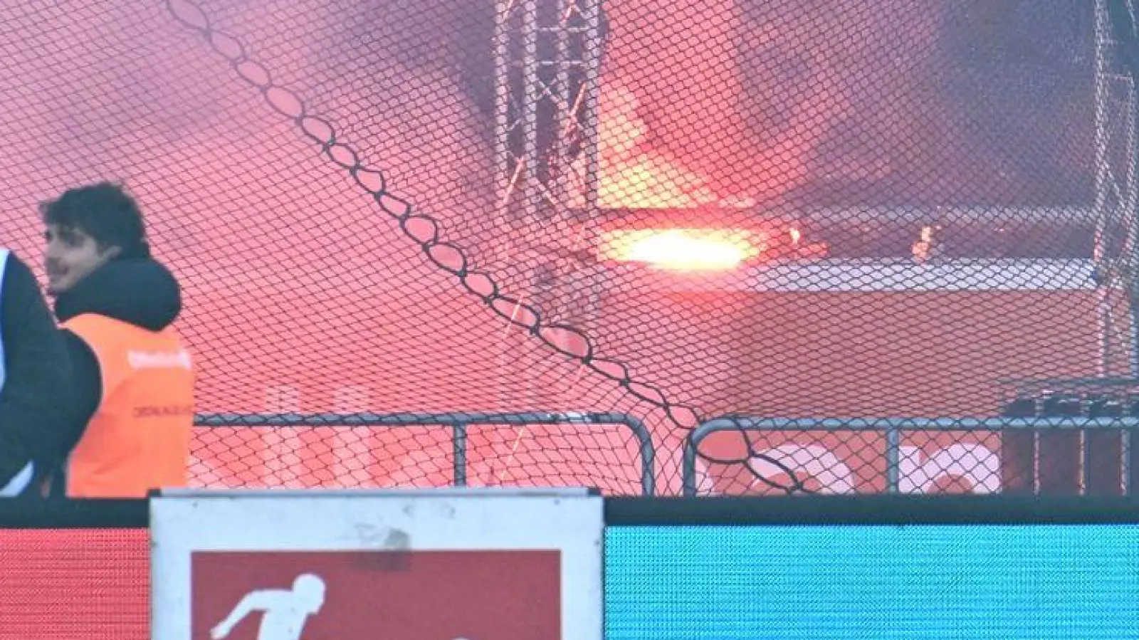 Das Niedersachsenderby war wegen Ausschreitungen unterbrochen worden. (Foto: Swen Pförtner/dpa)
