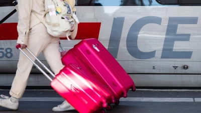 Wer mit dem Zug verreist, soll nach den Plänen der EU-Kommission auch bei Fahrten unterschiedlicher Unternehmen bei Ausfällen gut geschützt sein. (Symbolbild) (Foto: Christoph Schmidt/dpa)