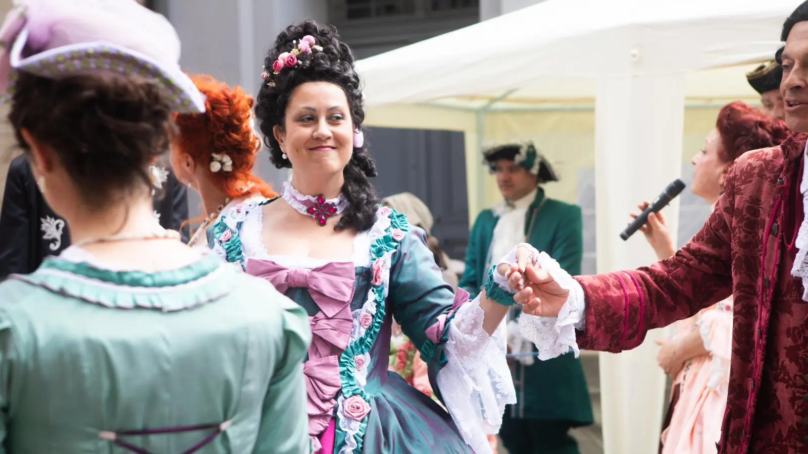 Marquise de Pompadour von der Tanzgruppe Les Cotillons ist beim Markttreiben beschäftigt.  (Foto: Evi Lemberger)