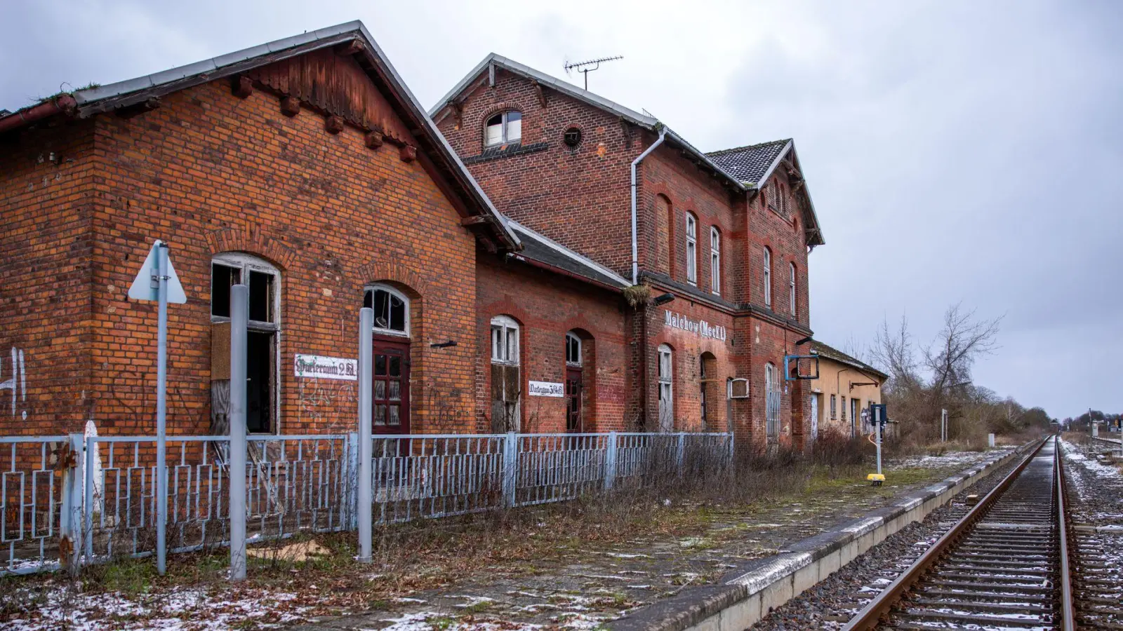 Der im Privatbesitz befindliche Bahnhof Malchow in Mecklenburg-Vorpommern ist seit Jahren geschlossen und verfällt. (Archivbild) (Foto: Jens Büttner/dpa)