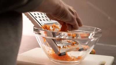 Karotten hinterlassen gern Verfärbungen auf Plastik - wie wird man die Flecken wieder los? (Foto: Christin Klose/dpa-tmn)