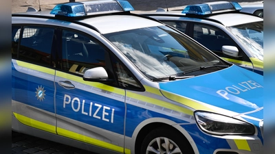 Die Polizei sucht den Fahrer eines Motorrades, das zwischen Winn und Thann verunfallte. (Foto: Carsten Rehder/dpa/Symbolbild)