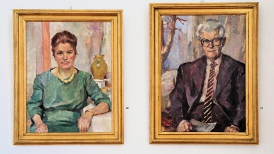 Doerfler war ein begnadeter Portraitmaler. Hier hat er die Eltern von Dietmar Amann – Frieda und Arnulf Amann – auf Leinwand festgehalten. (Foto: Martina Kramer)