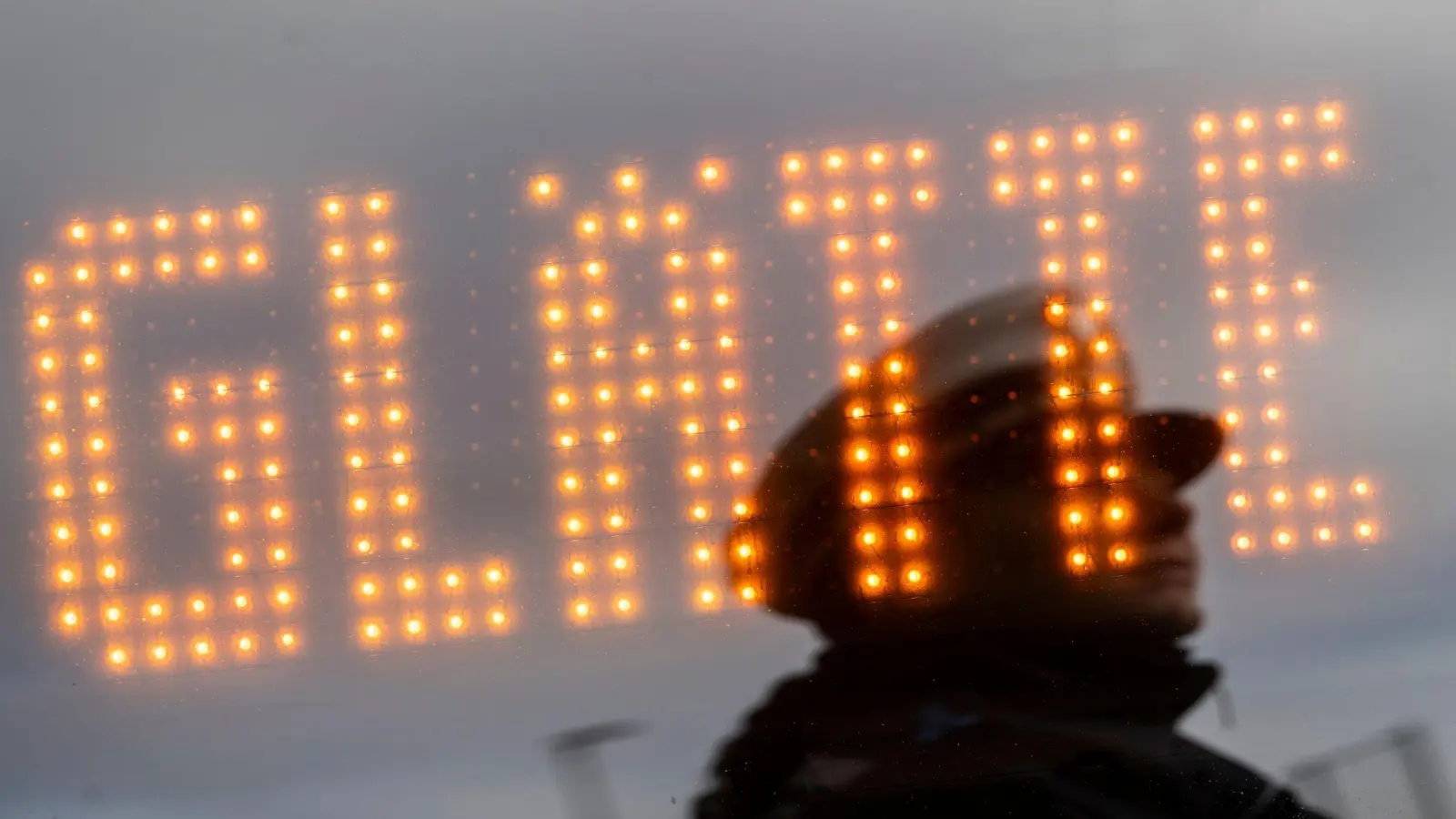 Aufgrund von Glatteis kam es in Bayern am Wochenende zu Unfällen. (Symbolbild) (Foto: Marijan Murat/dpa)