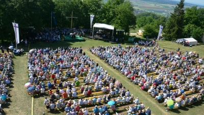 Rund 10.000 Menschen waren bei strahlendem Sommerwetter zum Kirchentag auf den Hesselberg gekommen. (Foto: Peter Tippl)