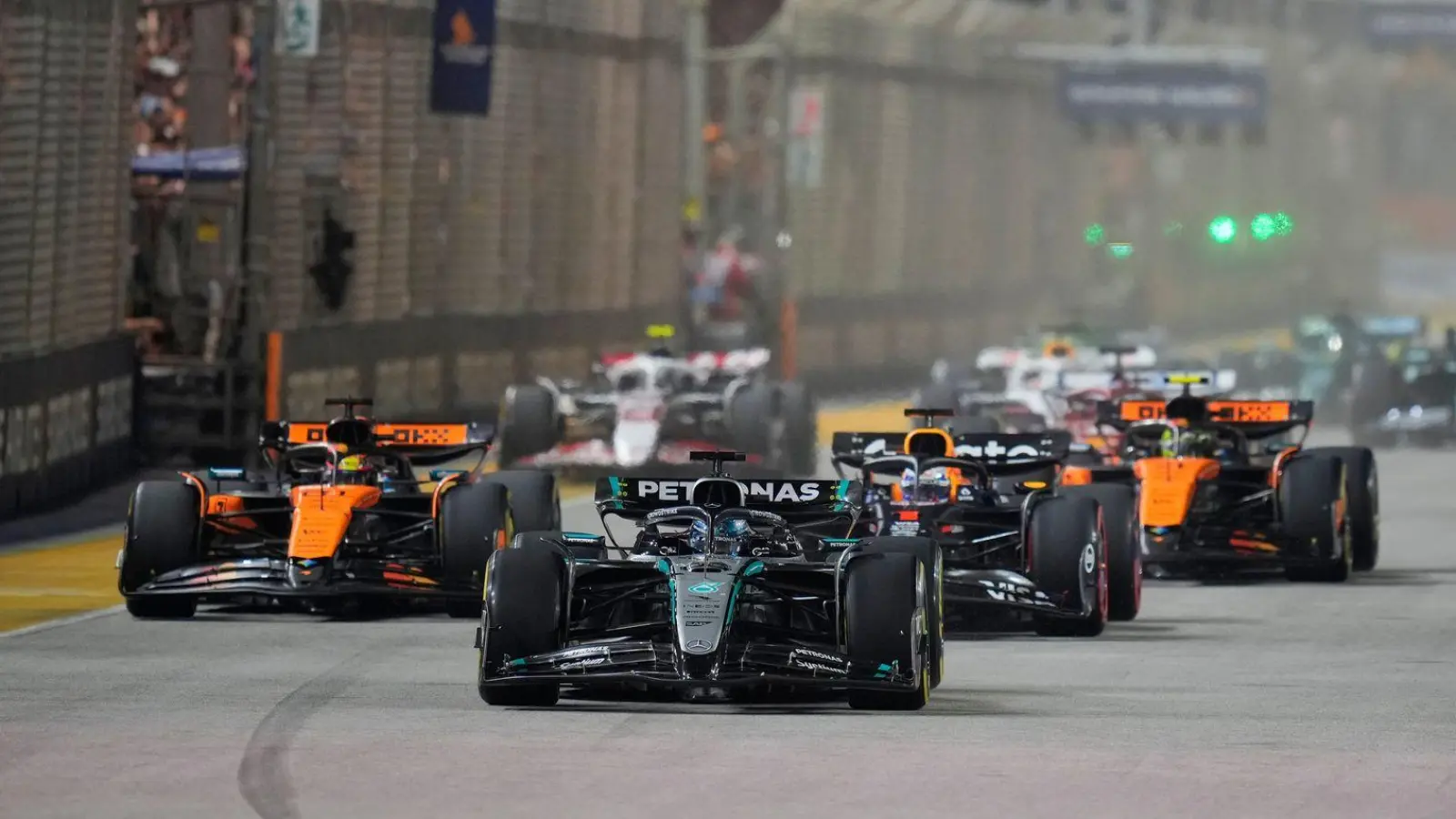 Mercedes-Pilot George Russell (M) verteidigte Platz eins am Start. (Foto: Vincent Thian/AP/dpa)