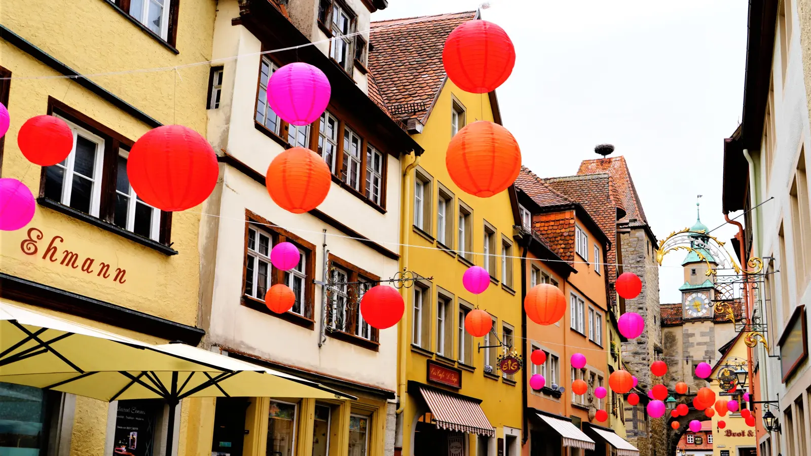 Mit roten und violetten Lampions war die Hafengasse für die Besucherinnen und Besucher der Stadtmosphäre geschmückt. (Foto: Simone Hedler)