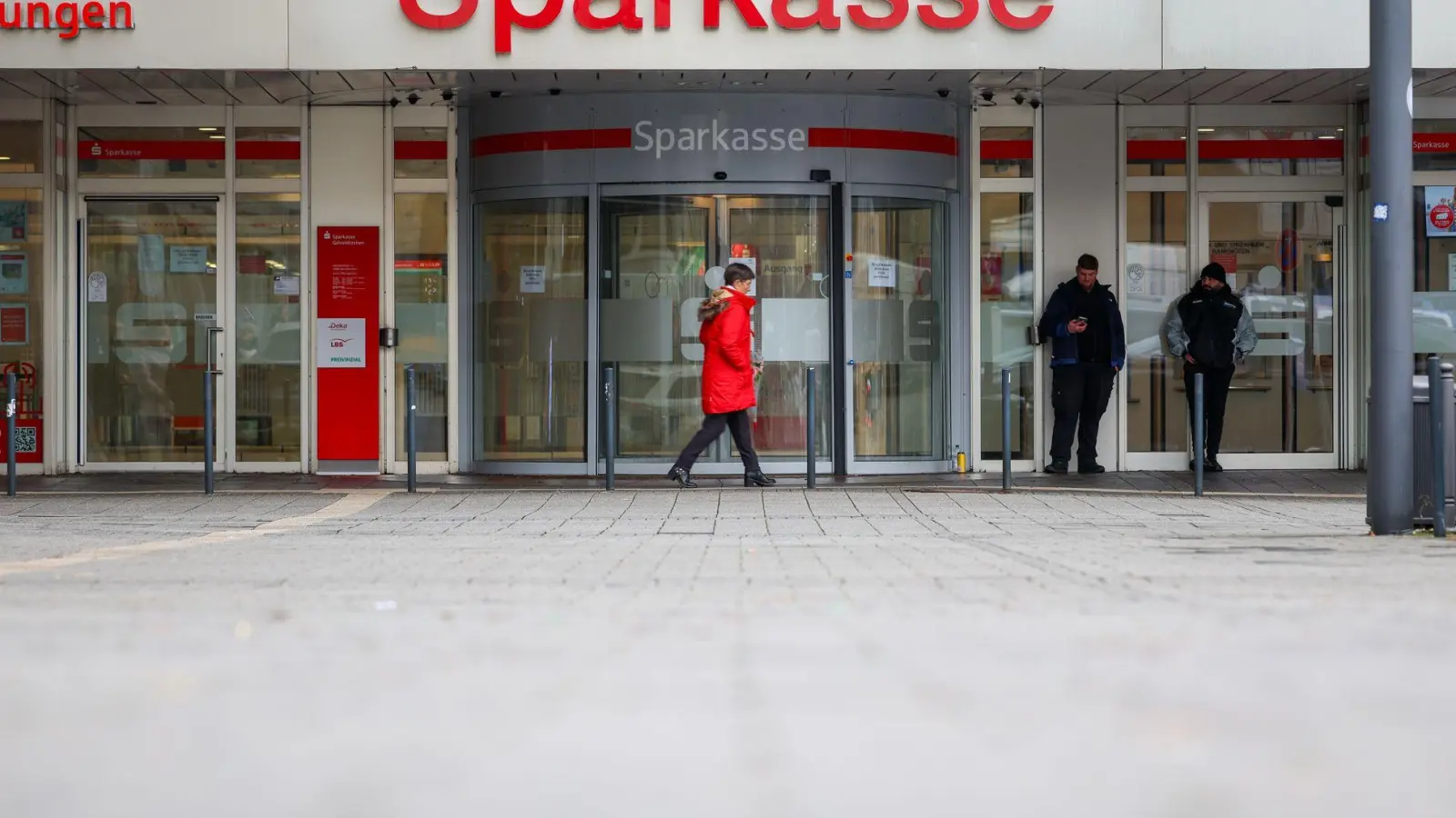 Erste Sparkassenkunden in Gelsenkirchen bekommen Dokumente aus ihren aufgebrochenen Schließfächern zurück. (Archivbild) (Foto: Christoph Reichwein/dpa)