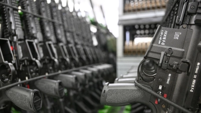 Fertige Sturmgewehre stehen aufgereiht in der Produktionshalle des Waffenherstellers Heckler &amp; Koch in Oberndorf. (Foto: Bernd Weißbrod/dpa)