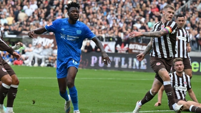 Erzielte die 1:0-Führung für Bayer: Edmond Tapsoba (M) (Foto: Carmen Jaspersen/dpa)
