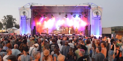 Genau dieses Festivalfeeling wünscht sich das Publikum wie beim Auftritt von Marcus Gad &amp; Tribe am Samstagabend. (Foto: Peter Tippl)