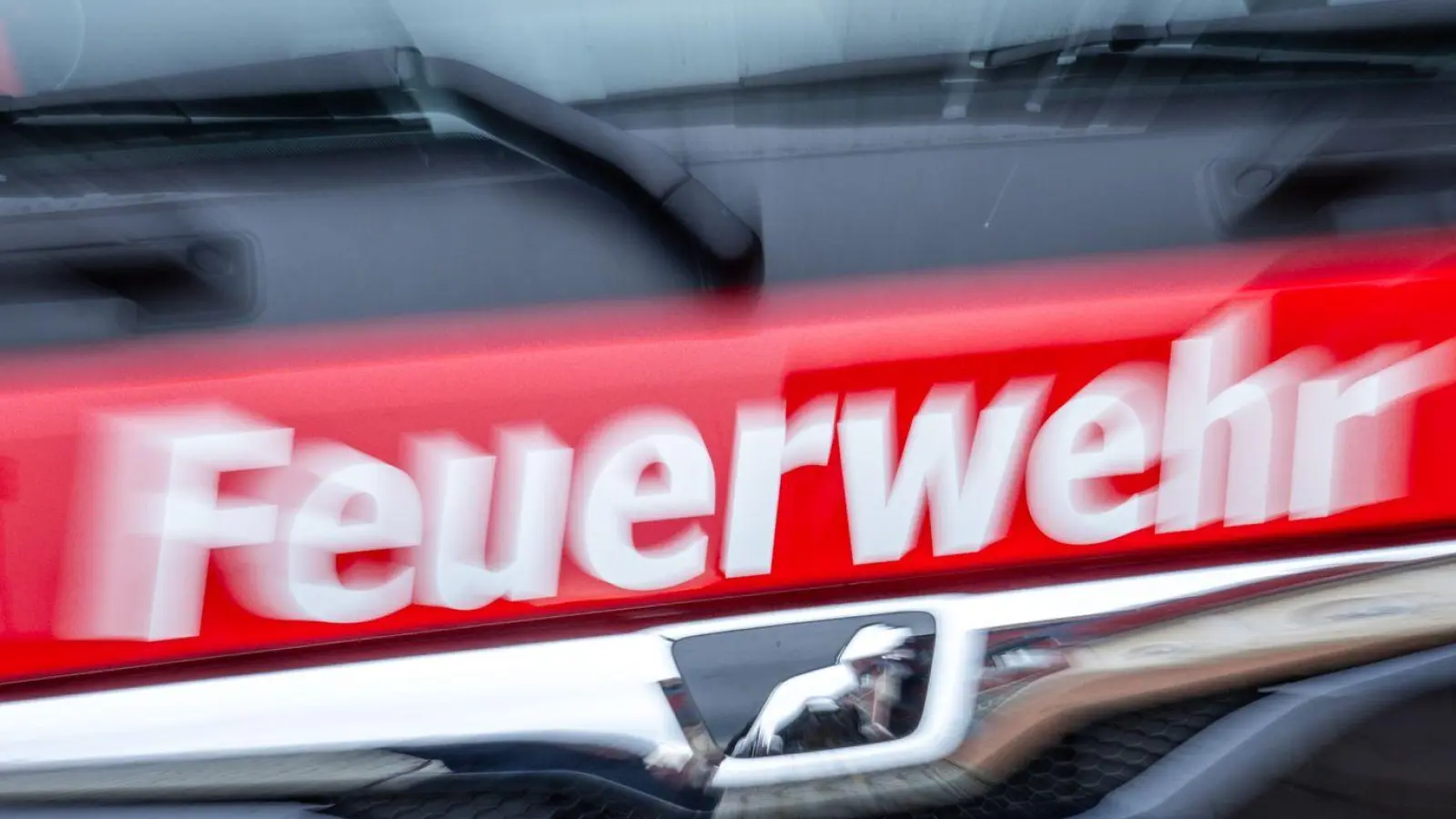 Feuerwehrleute verschließen schnell das Leck. (Symbolbild) (Foto: Jens Büttner/dpa)