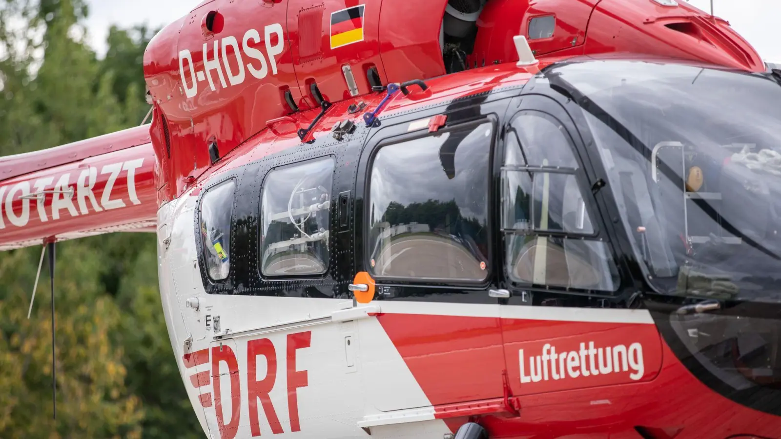 Die 18 Jahre alte Mitfahrerin wurde laut Polizei mit lebensgefährlichen Verletzungen zu einer Klinik geflogen. (Symbolbild) (Foto: Daniel Karmann/dpa)