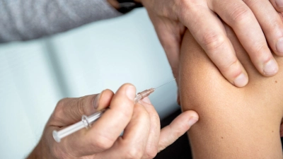 Wer sich vor der Grippe schützen will, lässt sich am besten zwischen Oktober und Mitte Dezember gegen Influenzaviren impfen.  (Foto: Zacharie Scheurer/dpa-tmn)