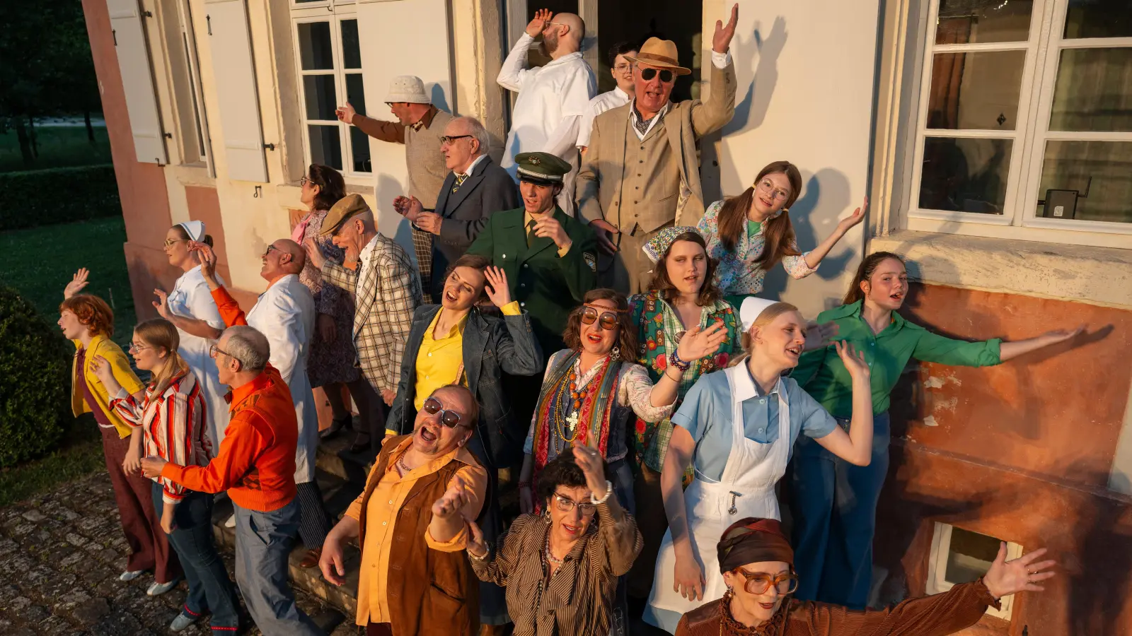Bei den Endproben zu „Flüchtige Bekannte”: das Ensemble des Freilandtheaters vor dem Eyerloher Jagdschlösschen im Fränkischen Freilandmuseum Bad Windsheim (Foto: Andreas Riedel)