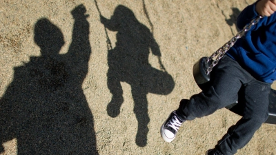 Ein begleiteter Umgang kann nötig sein, um Beziehung und Vertrauen zwischen Kind und Elternteil wieder aufzubauen. (Foto: Julian Stratenschulte/dpa/dpa-tmn)