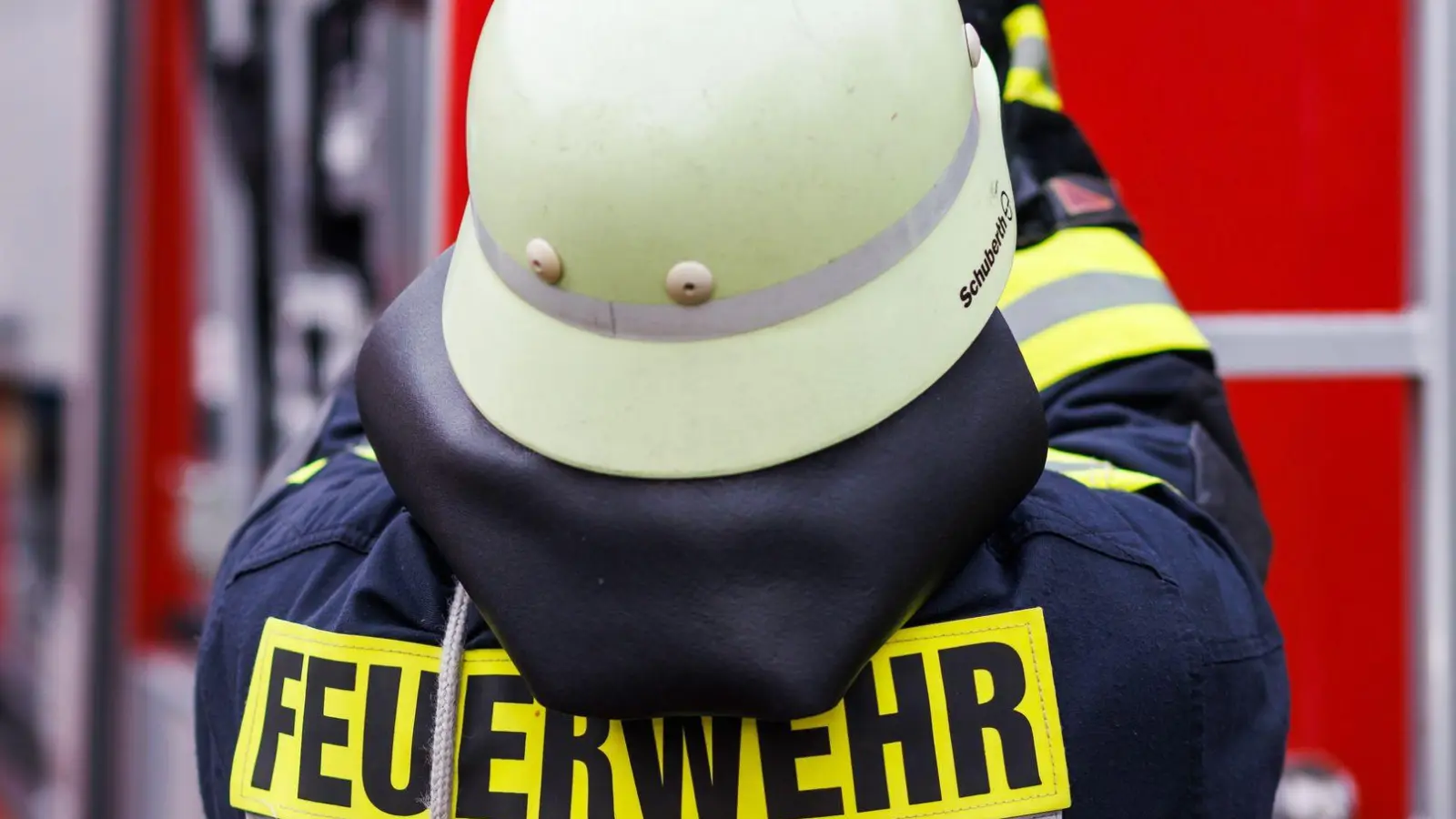 Ein Feuerwehrmann verletzte sich bei den Löscharbeiten leicht. (Symbolbild) (Foto: Philipp von Ditfurth/dpa)