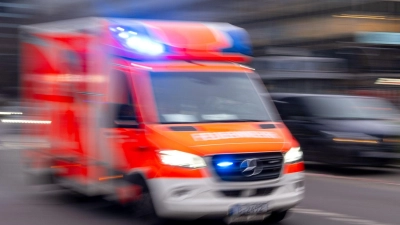 Rettungskräfte brachten die verletzte 90-Jährige in ein Krankenhaus. (Symbolbild) (Foto: Monika Skolimowska/dpa)