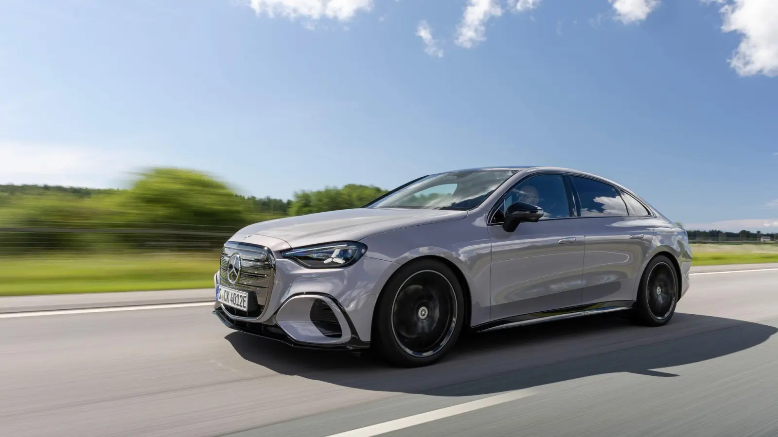 Elektrische Premiere: Die neue Mercedes C-Klasse startet als vollelektrische Limousine C400 4Matic ab 67.711 Euro. (Foto: Miloš Matović/Mercedes-Benz AG/dpa-tmn)