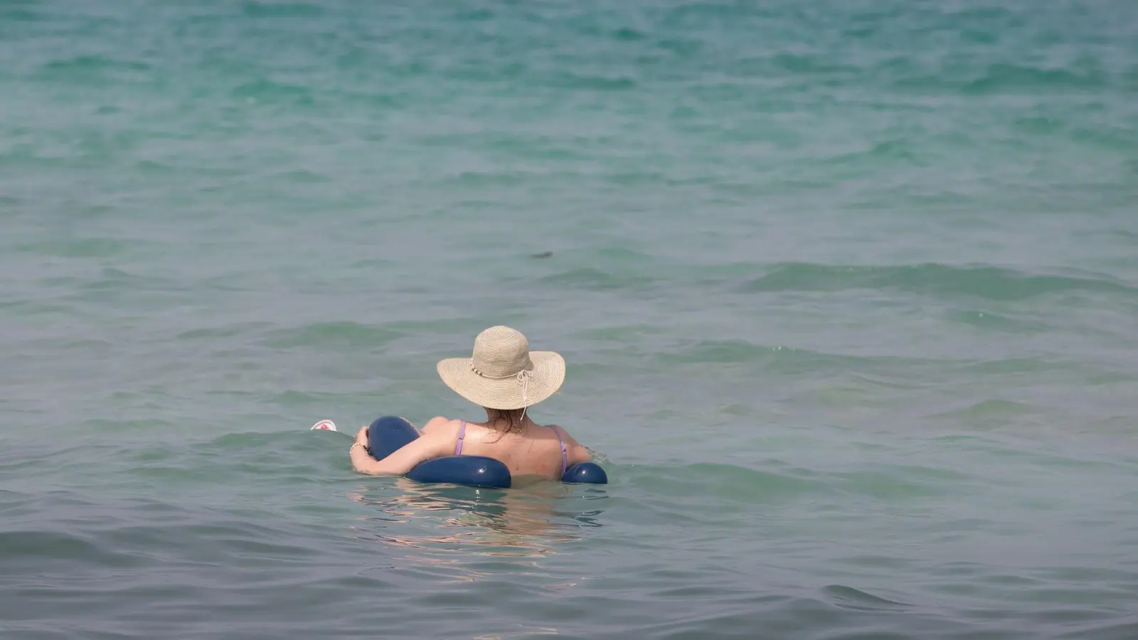 Das Mittelmeer wird immer wärmer und ein Bad bei Wassertemperaturen um die 30 Grad bringt keine Erfrischung mehr. (Archivbild) (Foto: Clara Margais/dpa)