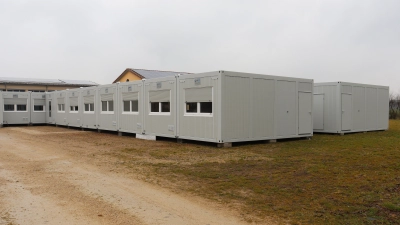Müssen zusätzliche Container her? Aktuell findet der Unterricht für die Grundschülerinnen und Grundschüler in Mitteleschenbach neben der Mönchswaldhalle statt. (Foto: Antonia Müller)