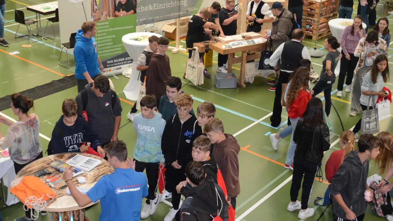 Gelegenheiten wie Messen oder Branchentreffen sollten gezielt genutzt werden, um neue Kontakte zu knüpfen. (Foto: Peter Tippl)