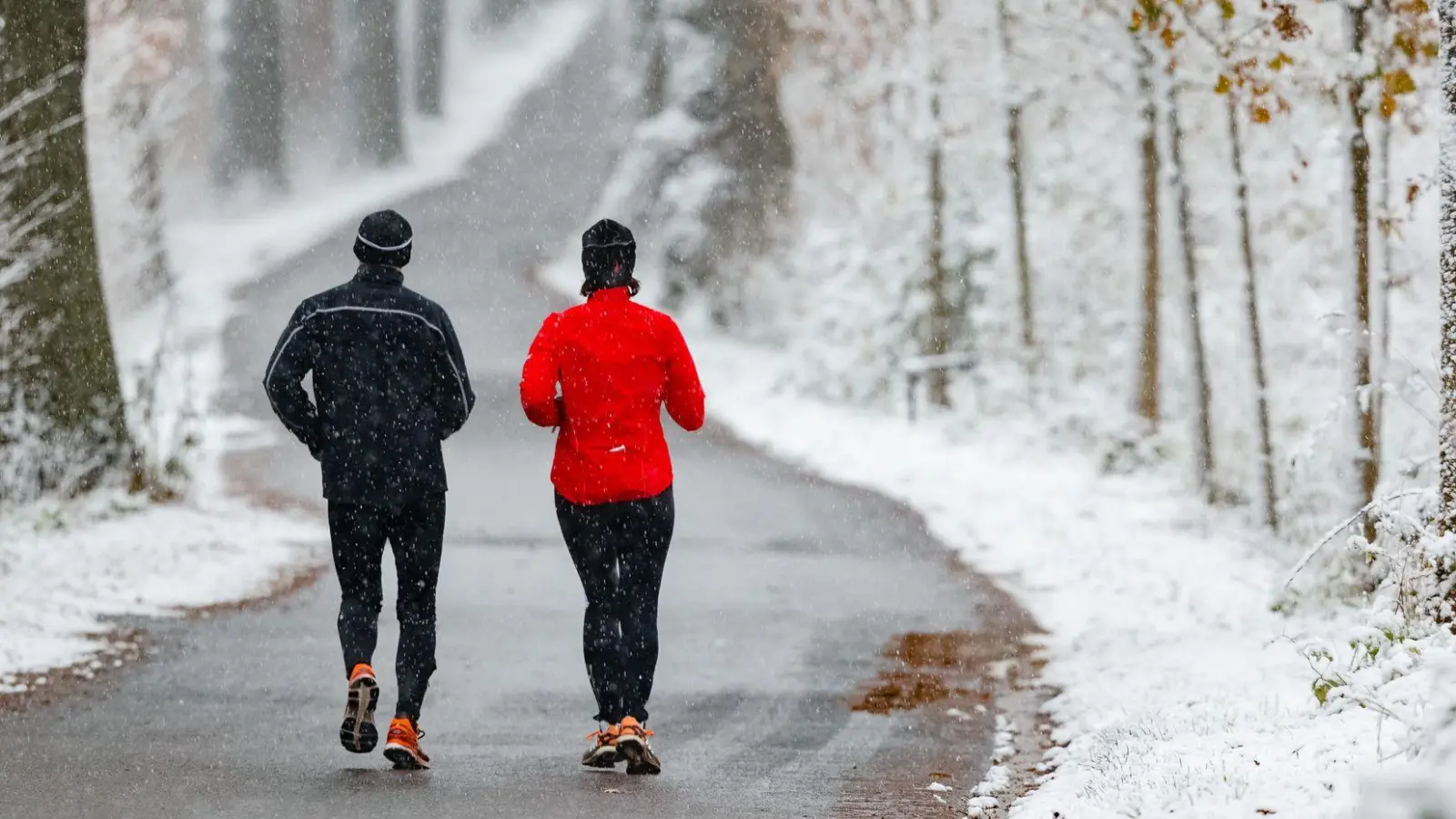 Während des Laufens verquatschen? Kein Problem. Anders sieht es aus, wenn es danach passiert - dann kühlt man nämlich rasch aus.  (Foto: Markus Scholz/dpa/dpa-tmn)