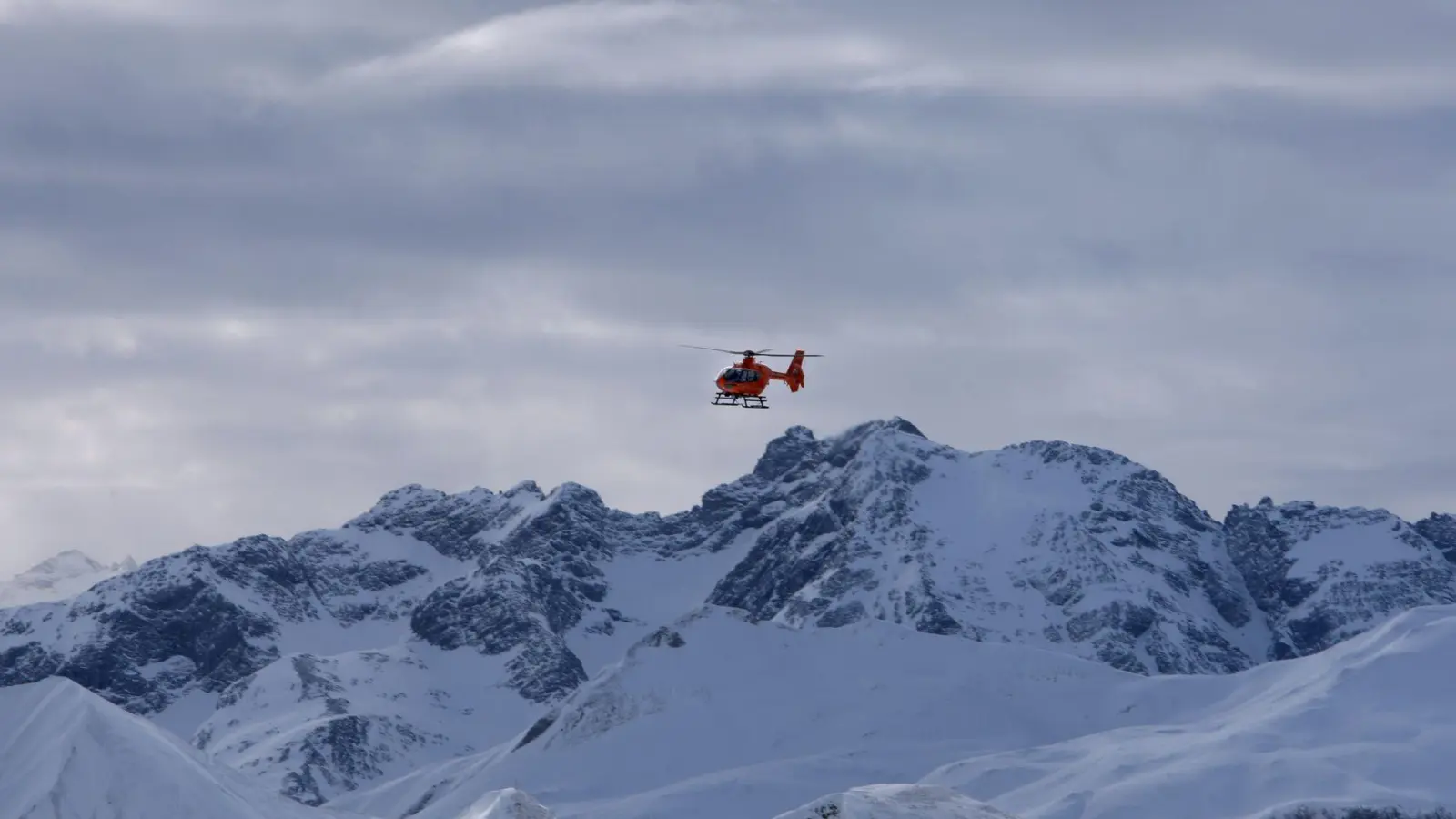 Ein Rettungshubschrauber hat in Tirol zwei Bergsteiger aus Unterfranken von einem Berg geholt. (Symbolbild) (Foto: Karl-Josef Hildenbrand/dpa)