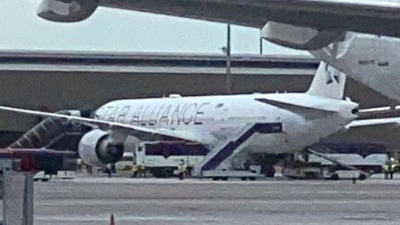 Nach ihrer Notlandung steht die Boeing 777-300ER der Singapore Airlines auf dem Rollfeld in Bangkok. (Foto: Pongsakorn Rodphai/Pongsakorn Rodphai/AP)