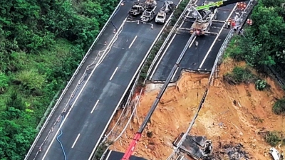 Ein Teil der Fahrbahn stürzte den Hang hinab. (Foto: Xinhua News Agency/dpa)