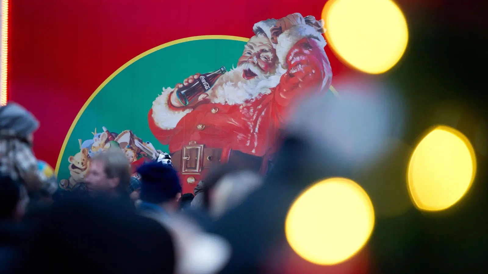 Auf dem Weihnachtstruck zeigt Coca-Cola die mittlerweile bekannte Darstellung des Weihnachtsmanns. (Archivbild) (Foto: picture alliance / dpa)